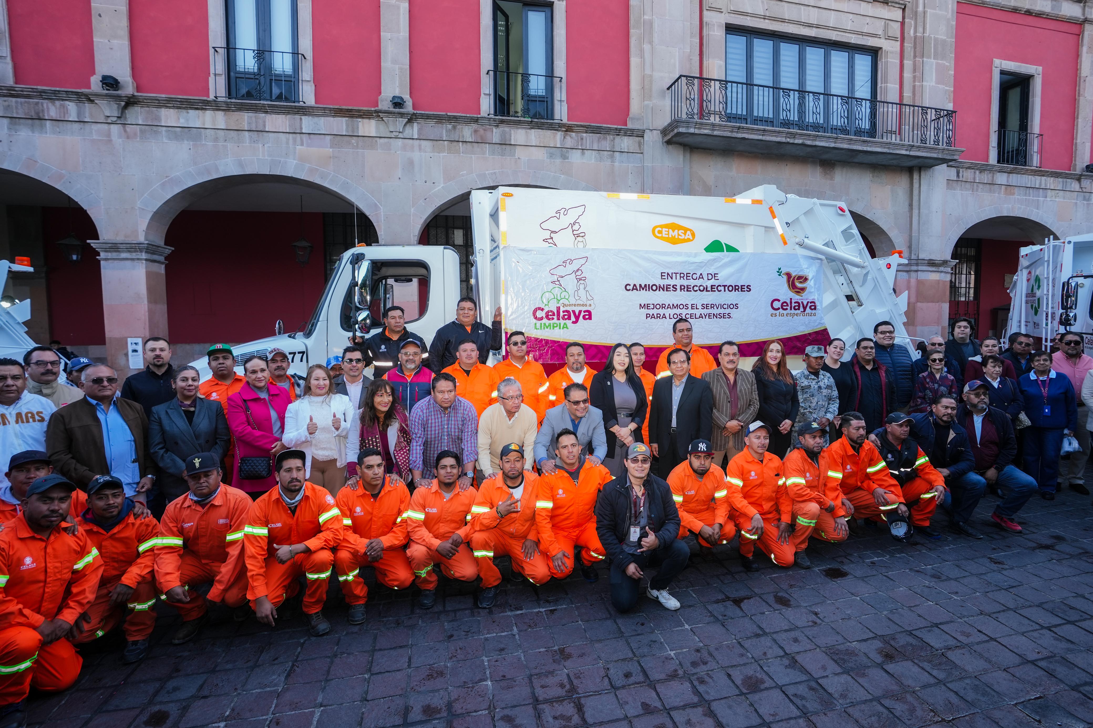 ENTREGAN 10 NUEVOS CAMIONES RECOLECTORES DE BASURA AL PUEBLO DE CELAYA