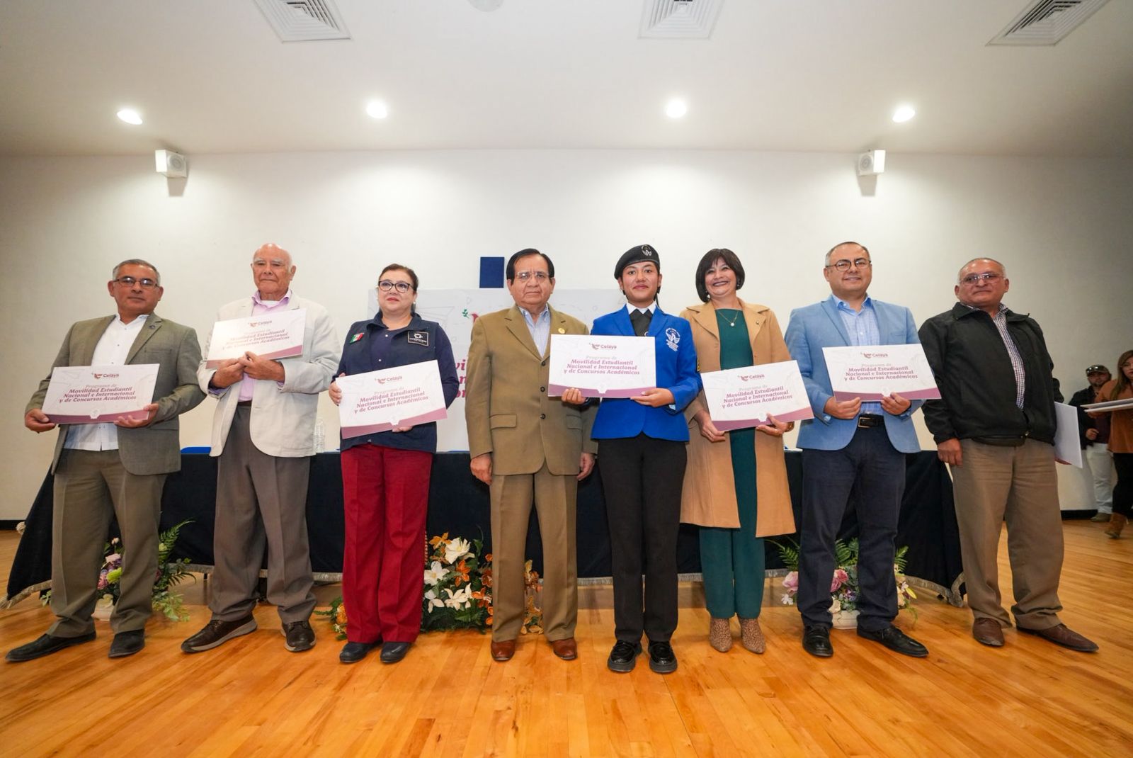 Entrega el presidente municipal Juan Miguel Ramírez Sánchez  278 becas de movilidad estudiantil nacional e internacional