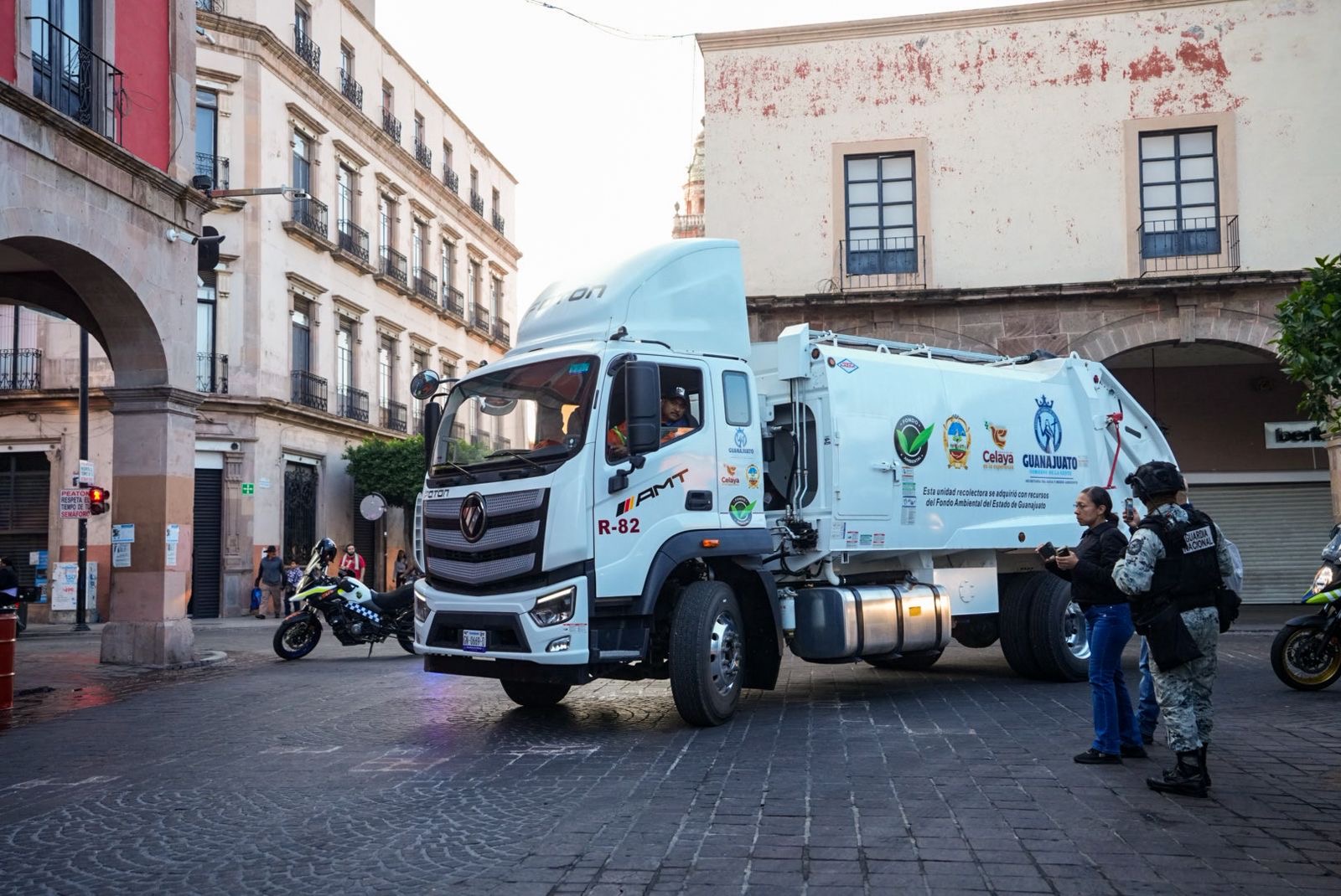 DOS CAMIONES RECOLECTORES DE BASURA MÁS PARA EL SERVICIO DE LOS CELAYENSES
