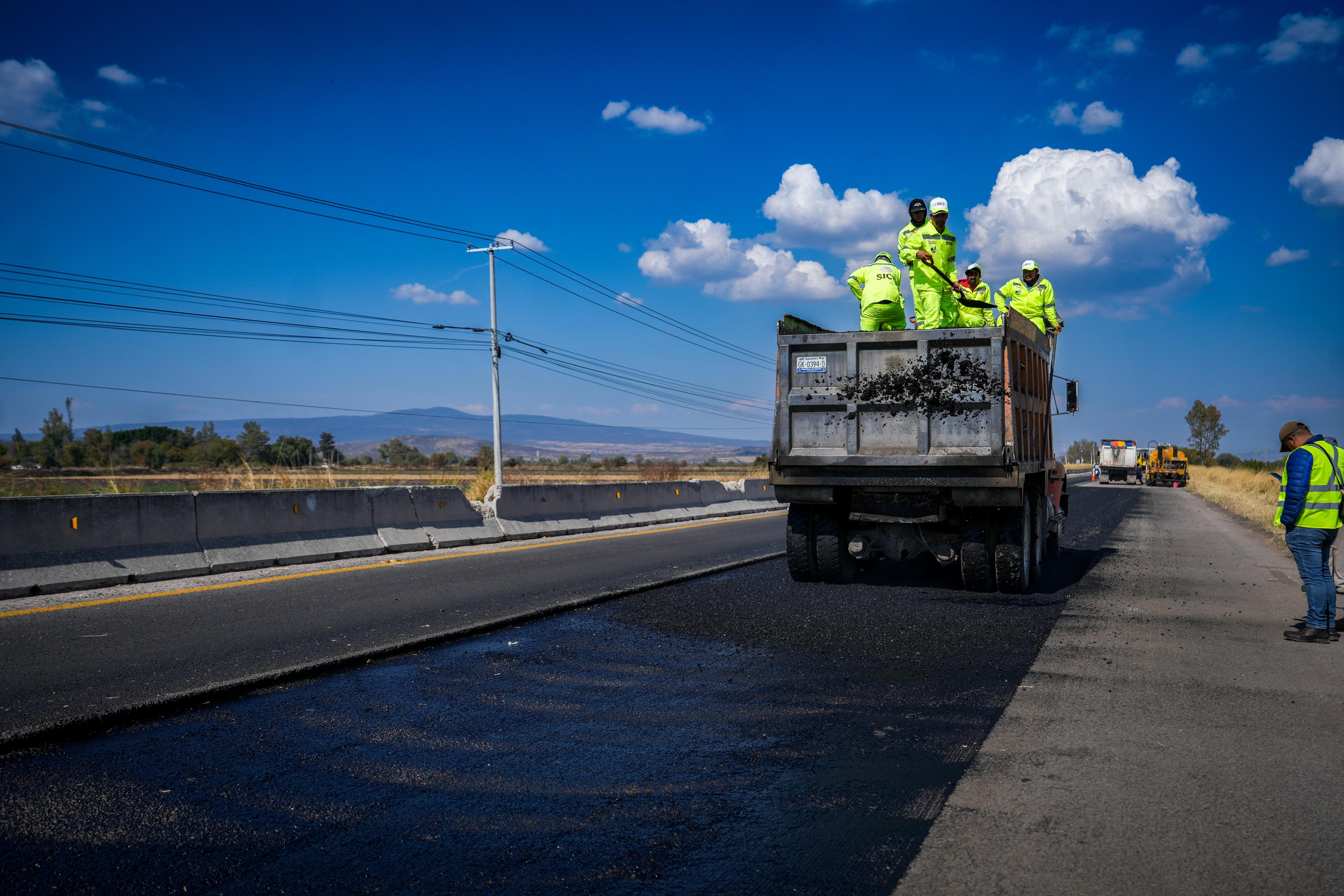 DAN MANTENIMIENTO A LA CARRETERA CELAYA-SALVATIERRA CON APOYO DE LA SICT